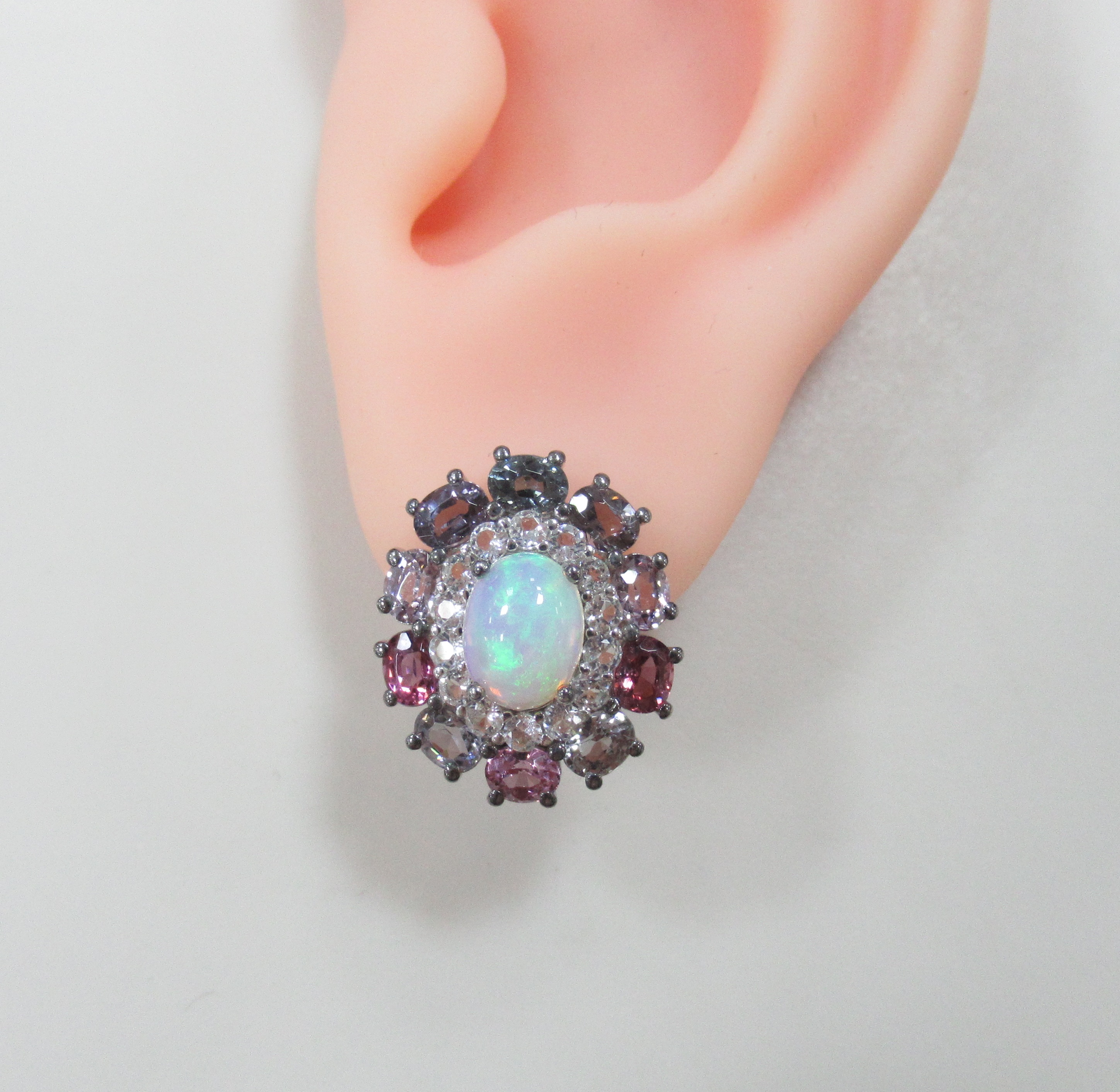 Серебряные серьги с опалами и разноцветной шпинелью